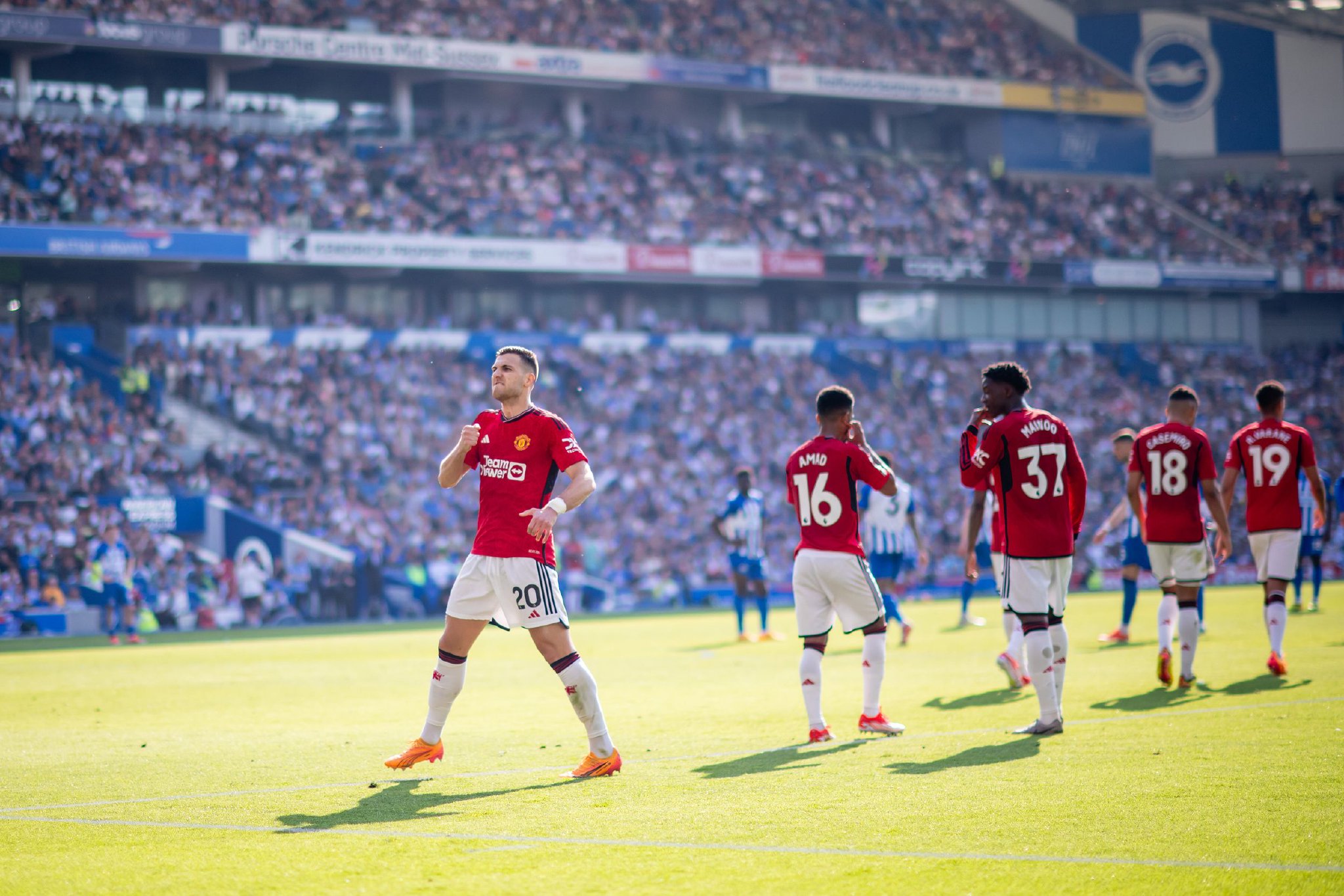 TA：利物浦中场莫顿即将加盟里昂，转会费含浮动约1500万镑.